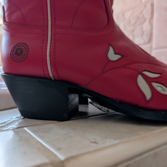 Ranch Road Scarlett Butterfly - Picture 8 of 8